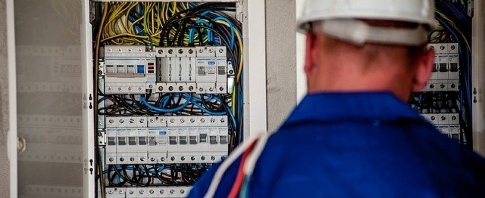 electrician-ga558fc696_640